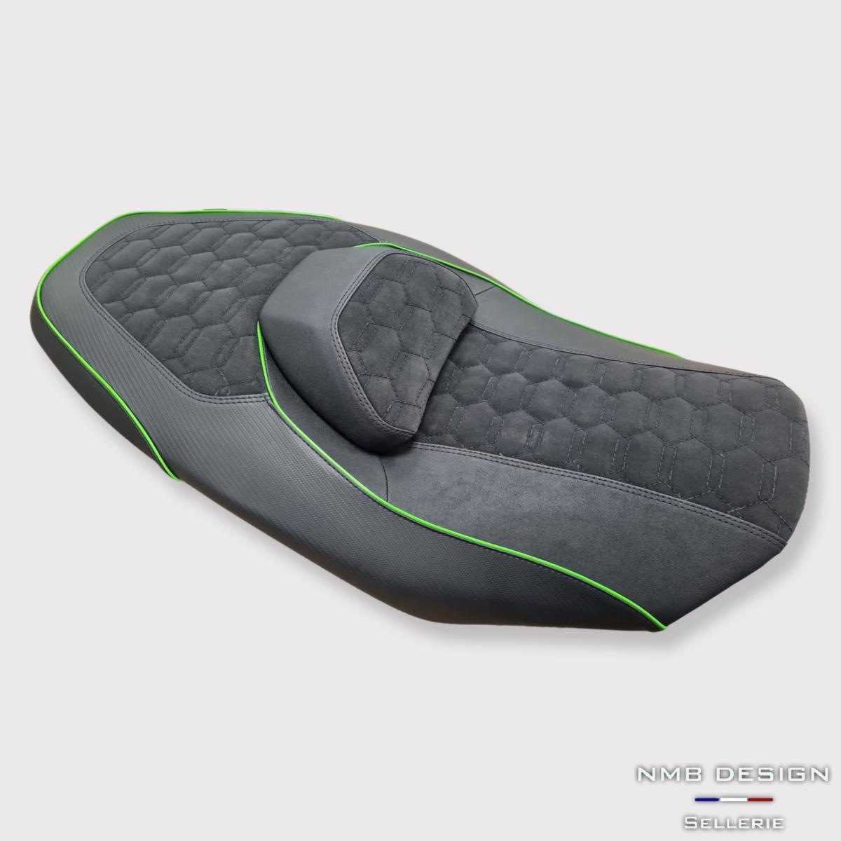 Housse de Selle Yamaha TMAX 560, Triple Black Matelassée Urus